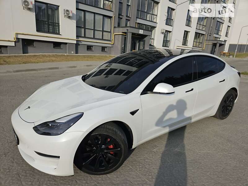 Седан Tesla Model 3 2021 в Новояворівську