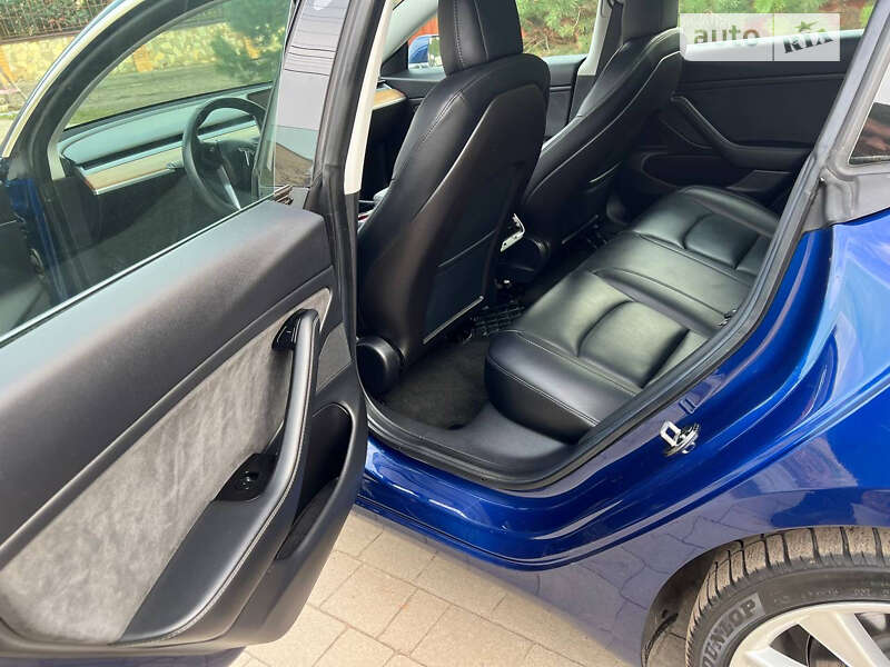 Седан Tesla Model 3 2019 в Львове