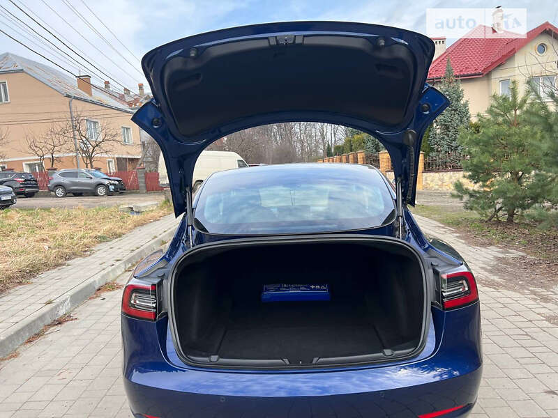 Седан Tesla Model 3 2019 в Львове