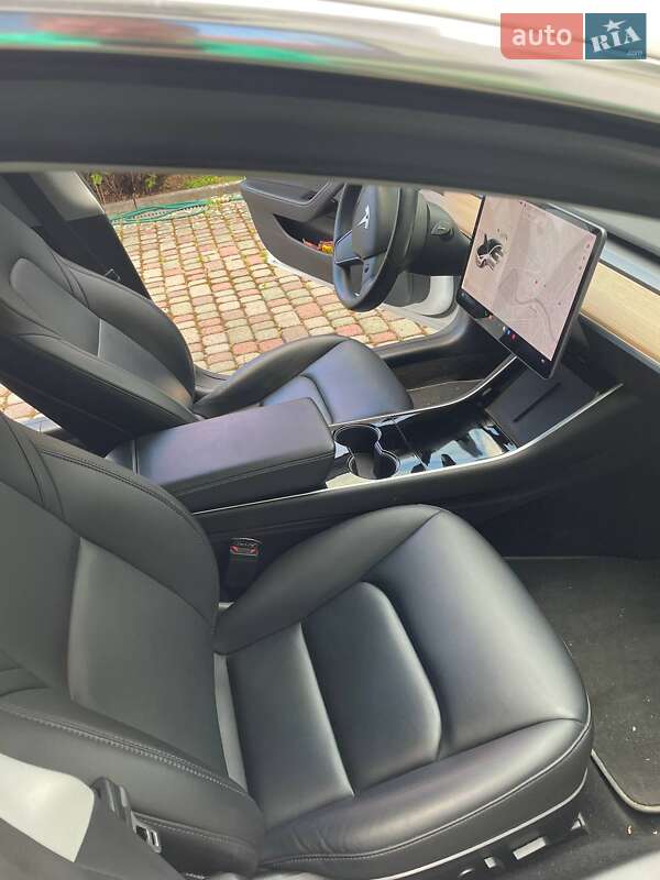 Седан Tesla Model 3 2019 в Ужгороді
