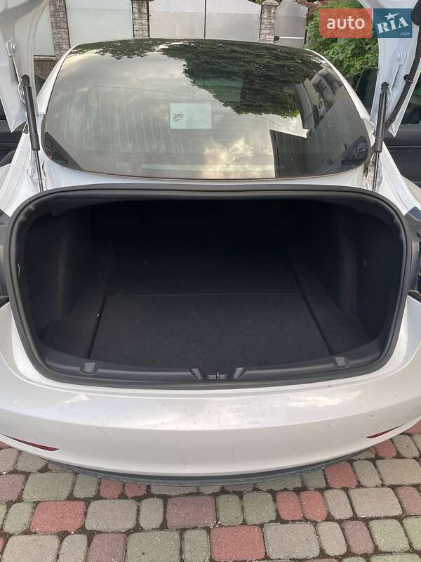 Седан Tesla Model 3 2019 в Ужгороді
