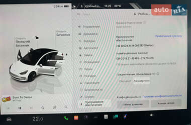 Седан Tesla Model 3 2022 в 