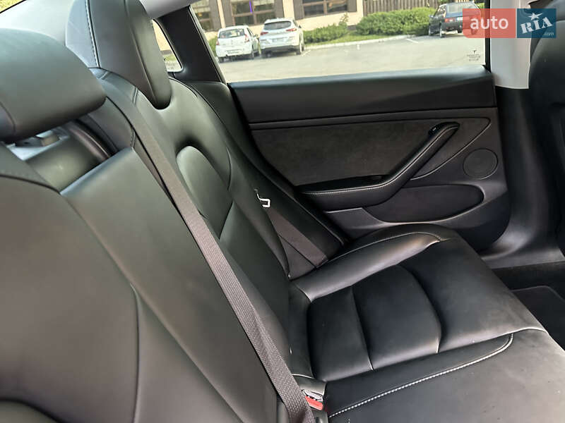 Седан Tesla Model 3 2021 в Виннице