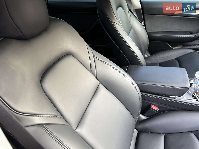 Седан Tesla Model 3 2021 в Виннице