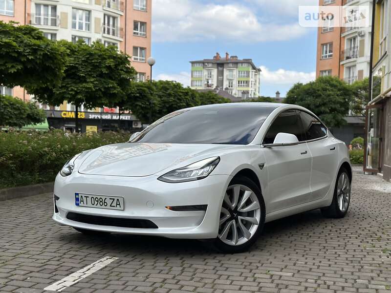 Седан Tesla Model 3 2020 в Івано-Франківську