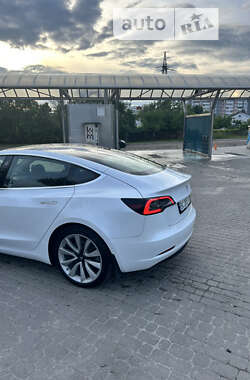 Седан Tesla Model 3 2020 в 