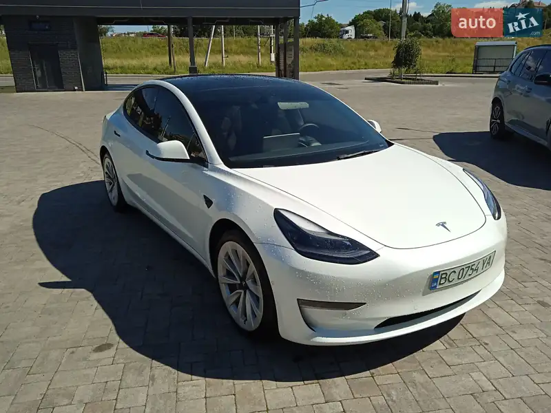 Седан Tesla Model 3 2022 в 