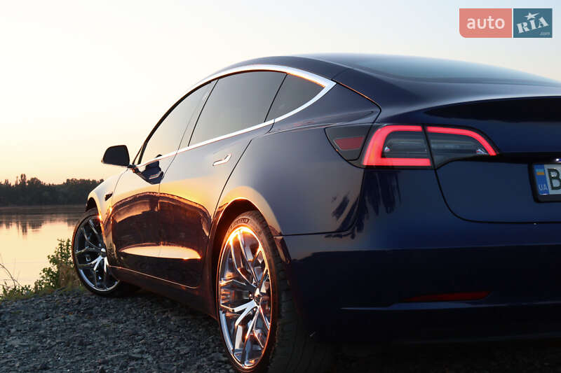 Седан Tesla Model 3 2019 в Киеве