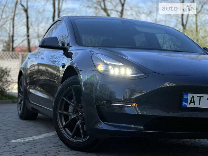 Седан Tesla Model 3 2022 в Івано-Франківську