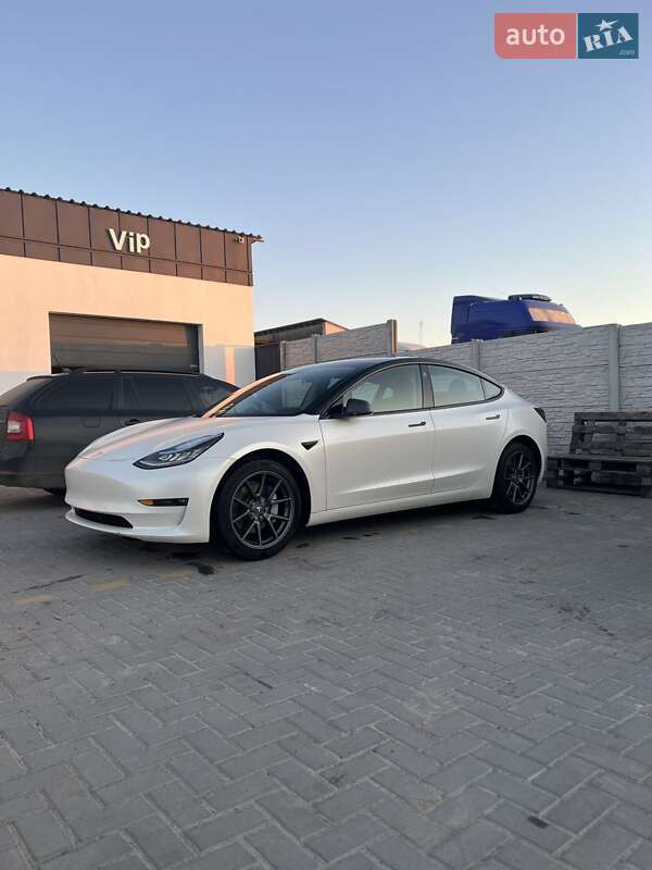 Седан Tesla Model 3 2020 в 