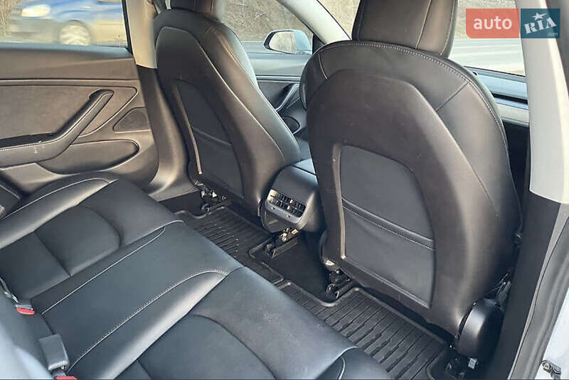 Седан Tesla Model 3 2020 в Млинове
