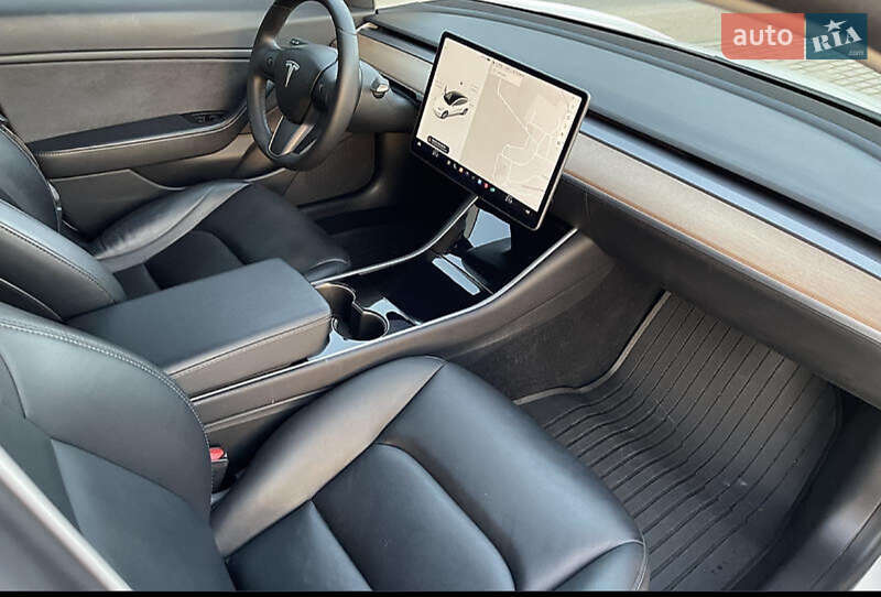 Седан Tesla Model 3 2020 в Млинове