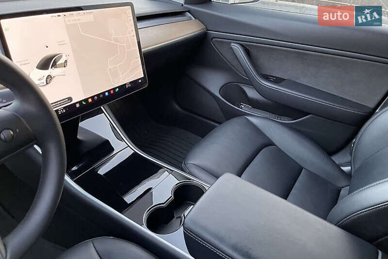 Седан Tesla Model 3 2020 в Млинове