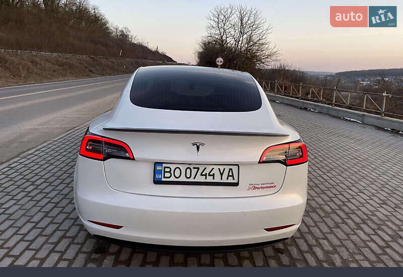 Седан Tesla Model 3 2020 в Млинове