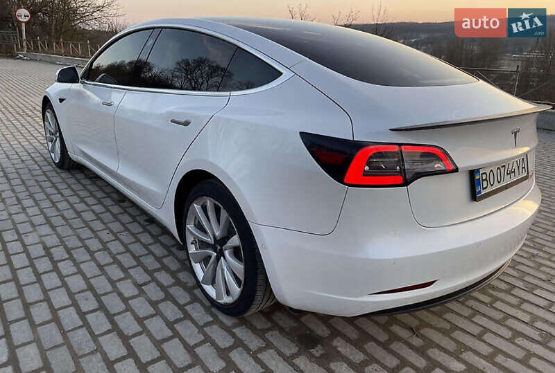 Седан Tesla Model 3 2020 в Млинове