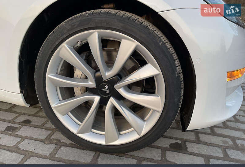 Седан Tesla Model 3 2020 в Млинове