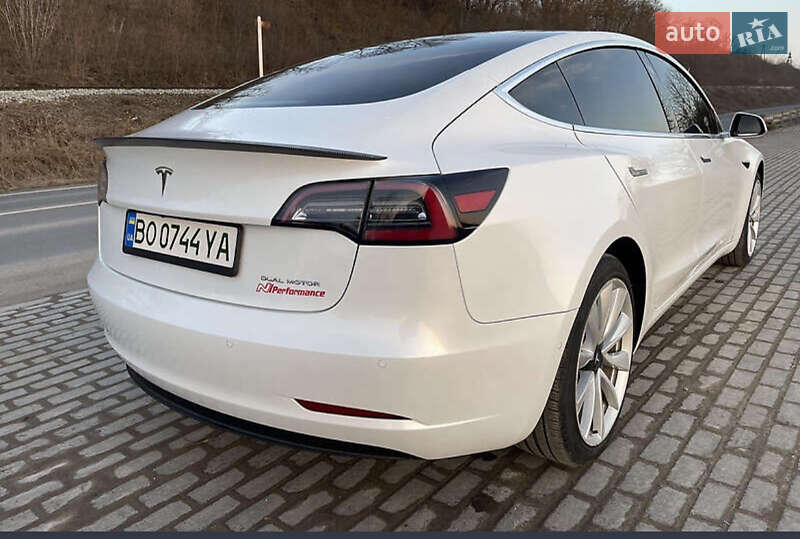 Седан Tesla Model 3 2020 в Млинове