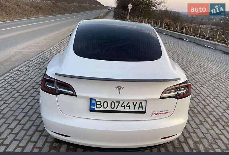Седан Tesla Model 3 2020 в Млинове