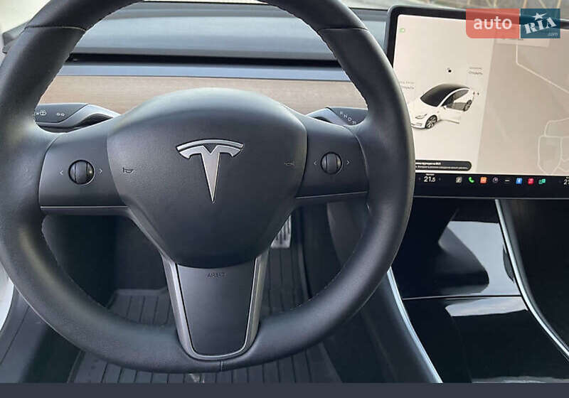 Седан Tesla Model 3 2020 в Млинове