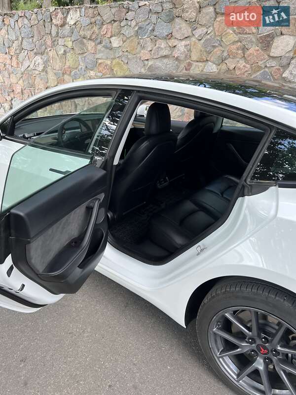 Седан Tesla Model 3 2022 в Кропивницком
