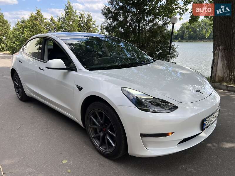 Седан Tesla Model 3 2022 в Кропивницком
