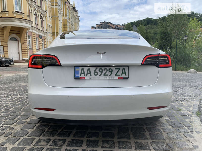 Седан Tesla Model 3 2021 в Киеве