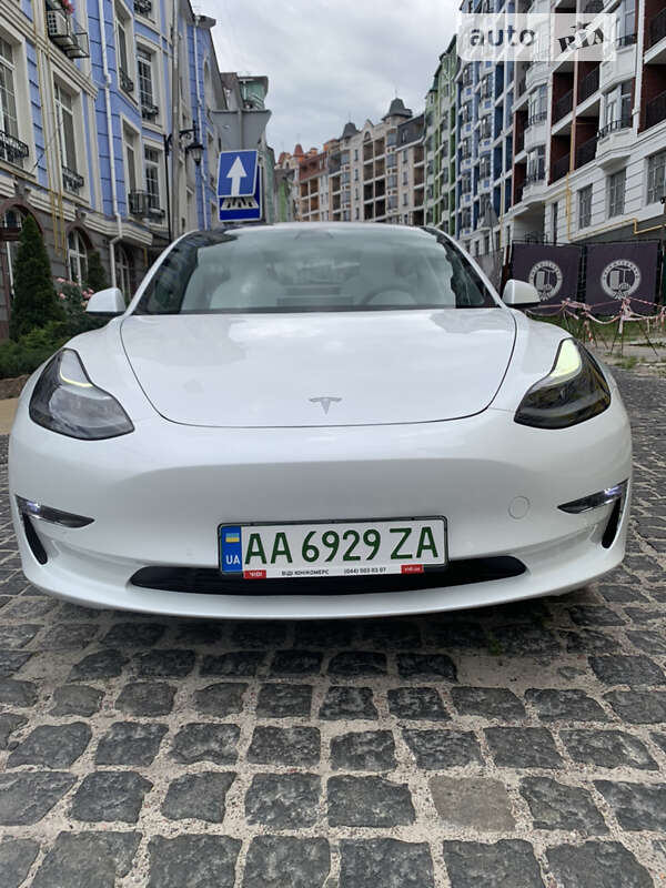 Седан Tesla Model 3 2021 в Киеве
