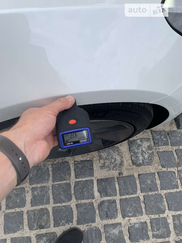 Седан Tesla Model 3 2021 в Киеве