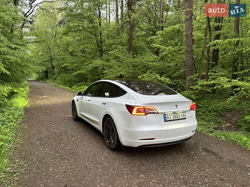 Седан Tesla Model 3 2022 в Калуше