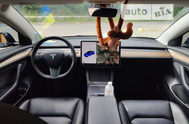 Седан Tesla Model 3 2022 в 