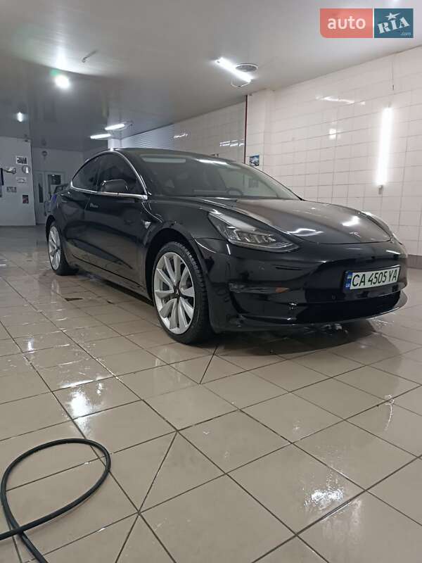 Седан Tesla Model 3 2018 в Умани