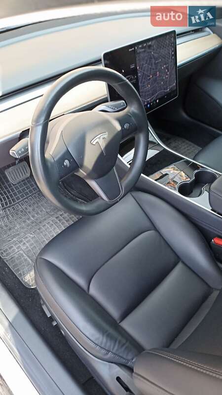 Седан Tesla Model 3 2018 в Умани