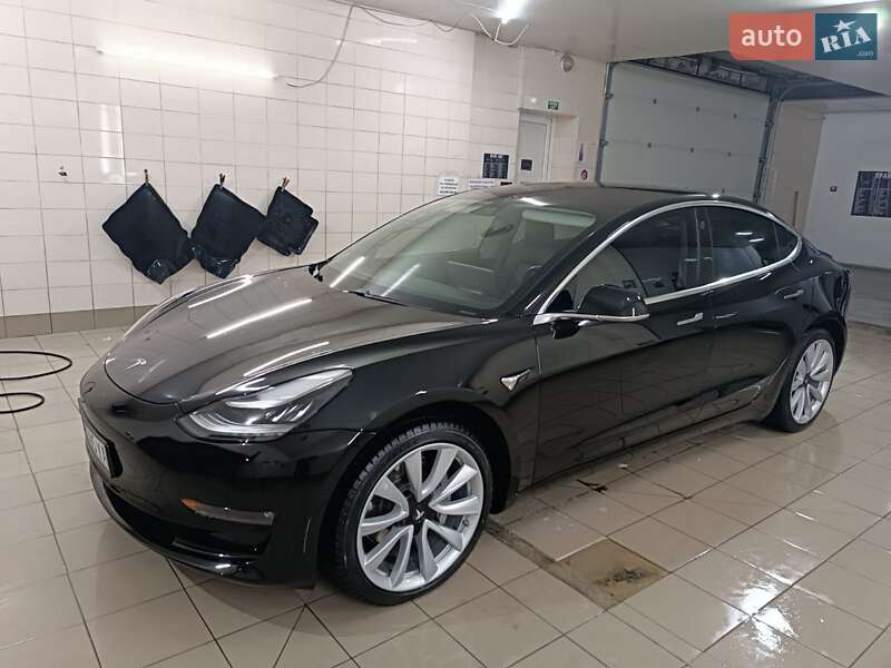 Седан Tesla Model 3 2018 в Умани