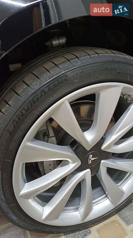Седан Tesla Model 3 2018 в Умани