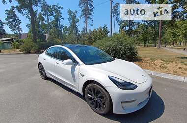 Седан Tesla Model 3 2020 в Бучі