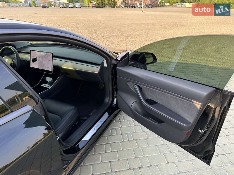Седан Tesla Model 3 2019 в Одесі