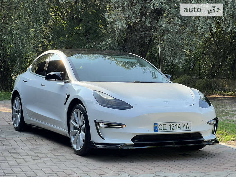 Седан Tesla Model 3 2019 в Чернівцях