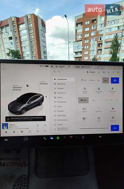 Седан Tesla Model 3 2022 в 