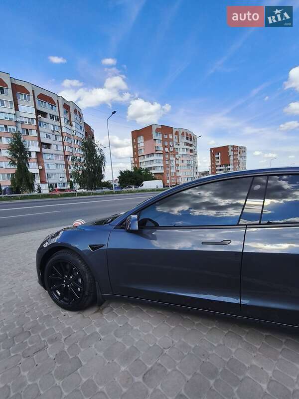 Седан Tesla Model 3 2022 в Почаеве