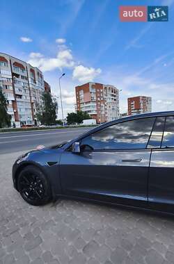 Седан Tesla Model 3 2022 в 