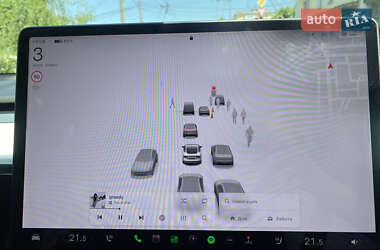 Седан Tesla Model 3 2022 в 