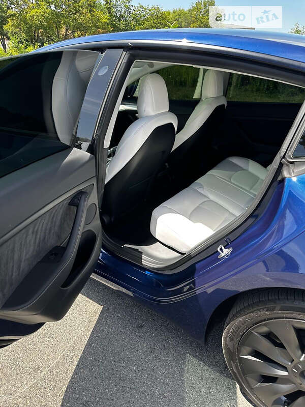 Седан Tesla Model 3 2022 в Днепре