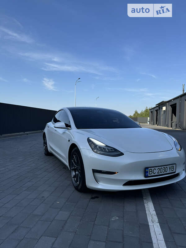 Седан Tesla Model 3 2020 в Шептицькому