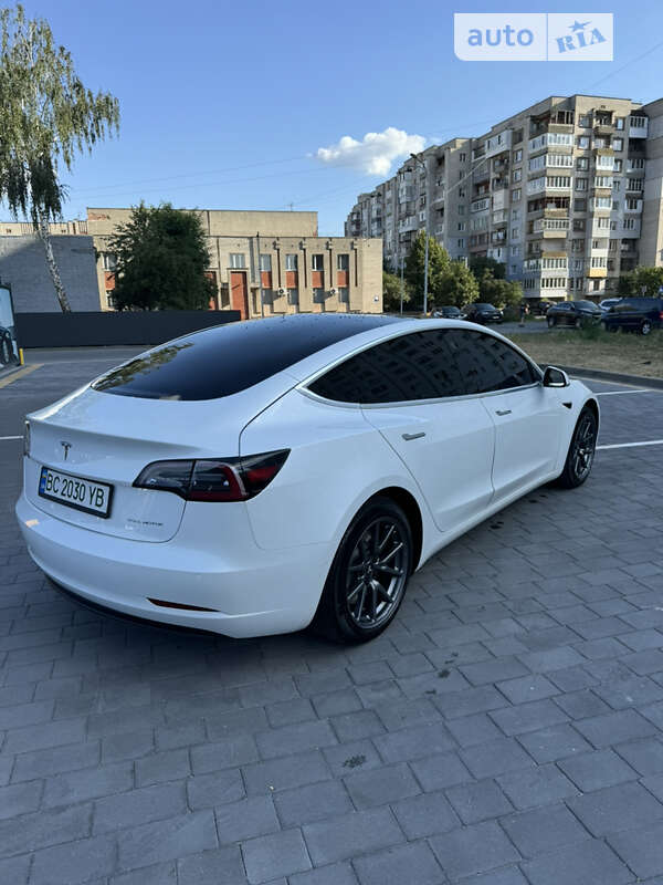 Седан Tesla Model 3 2020 в Шептицькому