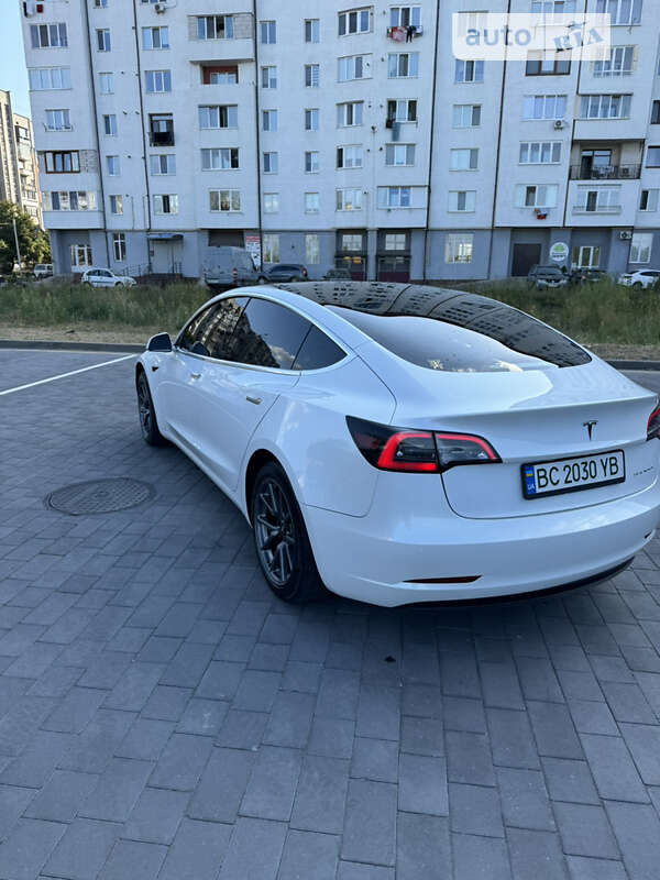 Седан Tesla Model 3 2020 в Шептицькому