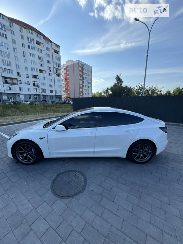 Седан Tesla Model 3 2020 в Шептицькому