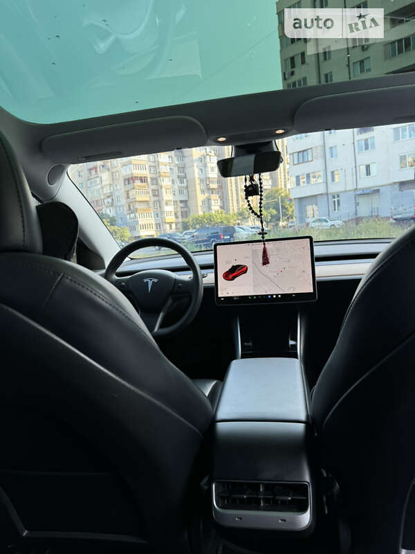 Седан Tesla Model 3 2020 в Шептицькому