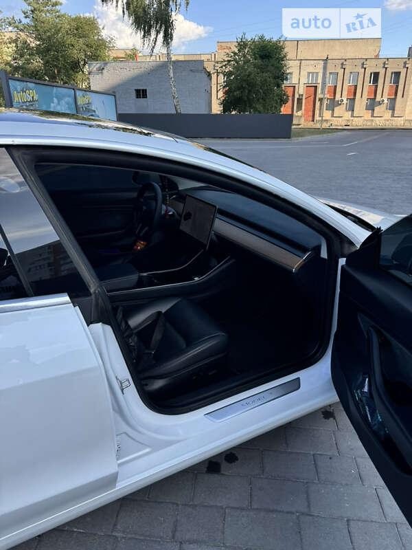 Седан Tesla Model 3 2020 в Шептицькому