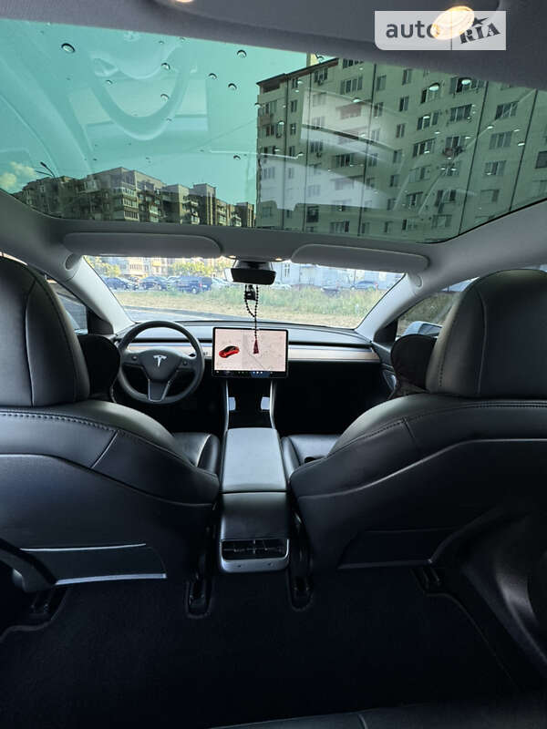 Седан Tesla Model 3 2020 в Шептицькому