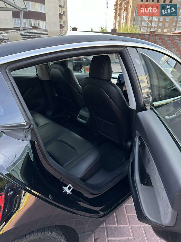 Седан Tesla Model 3 2018 в Ровно